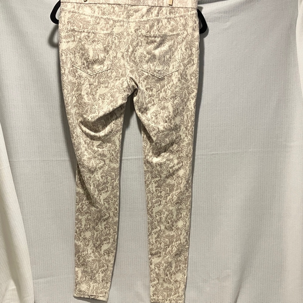 HUE Cream Patterned Leggings - Picture 9 of 11
